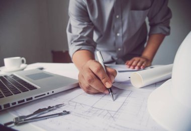 Mühendislik tasarımı, inşaat iş ekipmanları çalışma tablosu üzerinde çalışma.