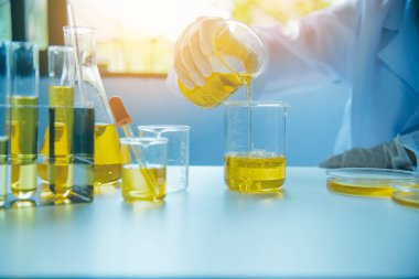  Ekipman ve bilim deneyler laboratuvarda araştırma yapma sarı tüp ile dökme bilim adamı petrol.