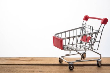 Mini alışveriş sepeti alışveriş online kavramı çalışmak için iş için masada 