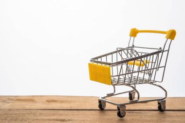 Mini alışveriş sepeti alışveriş online kavramı çalışmak için iş için masada 