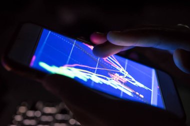 Bir mobil cihazda hisse senedi grafikleri kontrol işadamı. 