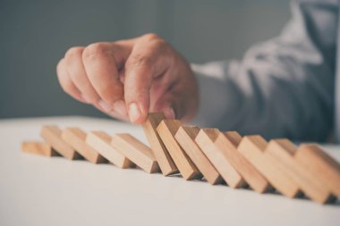 İşadamı el domino ahşap etkisi kavramı iş için durdurma.