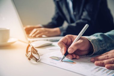 Takım businessmans iş. Açık alan office içinde laptop ile çalışma. Toplantı rapor devam ediyor. Güneş parlama efekti