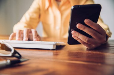 Akıllı telefonlar ve iletişim kurmak için çalışma alanı'nı ve ilerleme raporunda toplantı içinde laptop ile işletmelerin çalışma iş takım ile.
