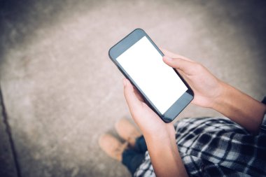 tuval Ayakkabı karo zemin Cafe ile uylukta boş beyaz ekran ile cep telefonu tutan el 