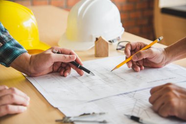 Mühendislik ekipleri sunmak ve tasarlanmış ve uygulanmış Insaati tartışmak Toplantı.