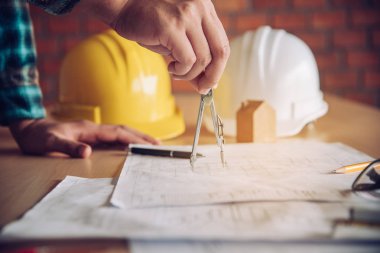 Mühendislik ekipleri sunmak ve tasarlanmış ve uygulanmış Insaati tartışmak Toplantı.