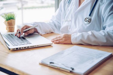 Doktor laptop oturma çalışıyor