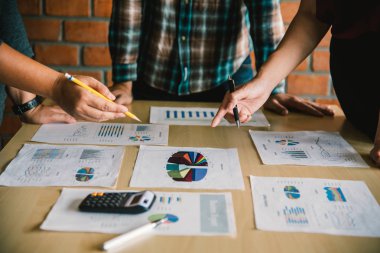 Takım businessmans iş. açık alan office içinde laptop ile çalışma. Toplantı rapor devam ediyor