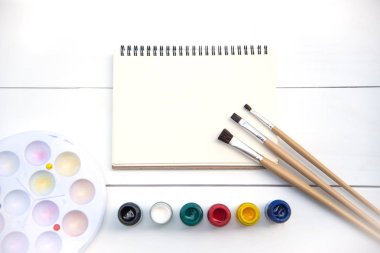 Sanatsal boya fırçaları, suluboya ile boyama kitabı yerleştirilir.