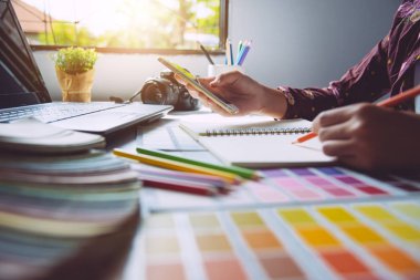 tasarımcı grafik yaratıcı, laptop ve tasarımı boyama üzerinde çalışan yaratıcılık kadın fikirler stil renk