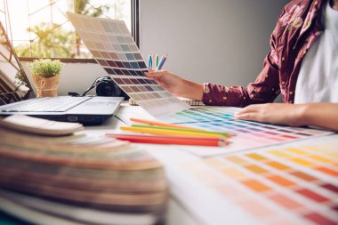 tasarımcı grafik yaratıcı, laptop ve tasarımı boyama üzerinde çalışan yaratıcılık kadın fikirler stil renk