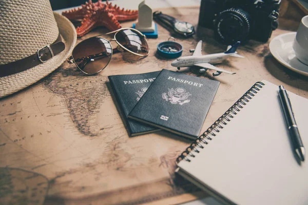 Tourismusplanung Und Ausrüstung Für Die Reise Auf Der Karte — Stockfoto