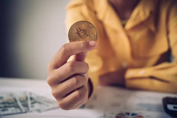 Mano Hombre Negocios Sosteniendo Bitcoin Oro — Foto de Stock
