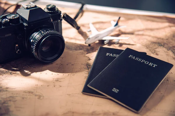Aparat Fotograficzny Samolot Paszport Umieścić Mapie Koncepcja Podróży — Zdjęcie stockowe