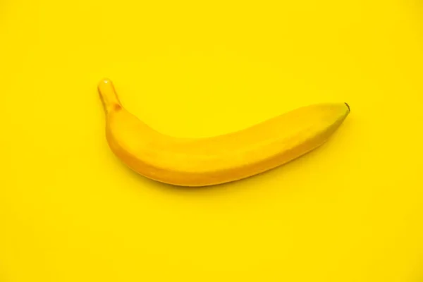 Banana Sobre Fondo Amarillo —  Fotos de Stock