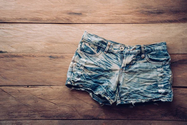 Jeans Shorts Auf Dem Holzboden — Stockfoto