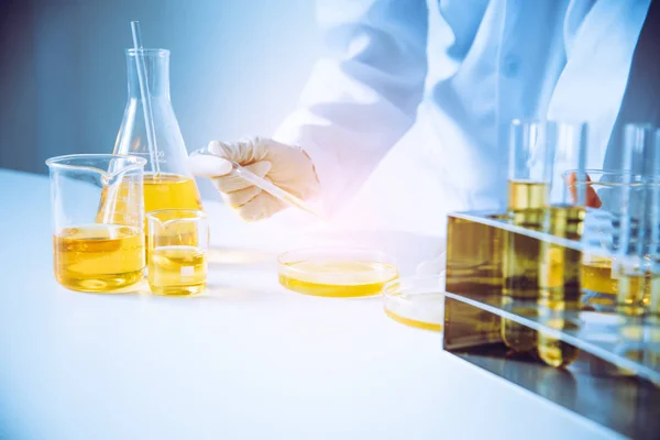  Ekipman ve bilim deneyler laboratuvarda araştırma yapma sarı tüp ile dökme bilim adamı petrol.