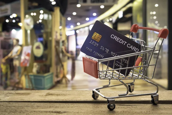 Carrinho Compras Pequeno Com Cartão Crédito Dentro Atrás Turvo Loja — Fotografia de Stock