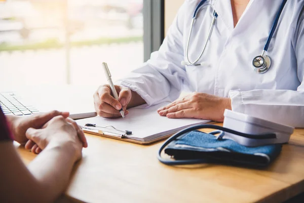 Médico Está Discutiendo Con Paciente Después Examen Físico Los Resultados — Foto de Stock