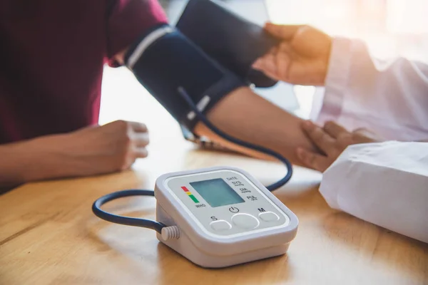 Doctor Measuring Blood Pressure Her Patient — Stock Photo, Image