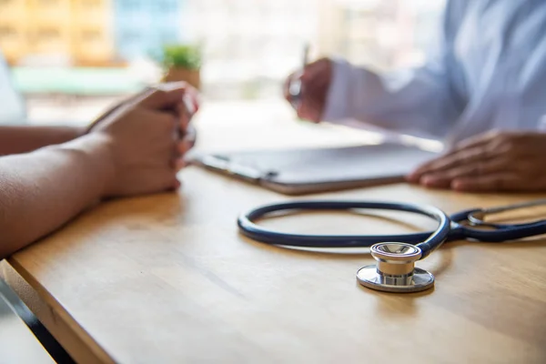 Estetoscopio Con Portapapeles Escritorio Médico Recomienda Concepto Paciente Atención Médica — Foto de Stock