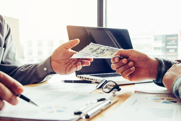 Mano Dando Dinero Dólares Los Estados Unidos Mano Que Recibe — Foto de Stock