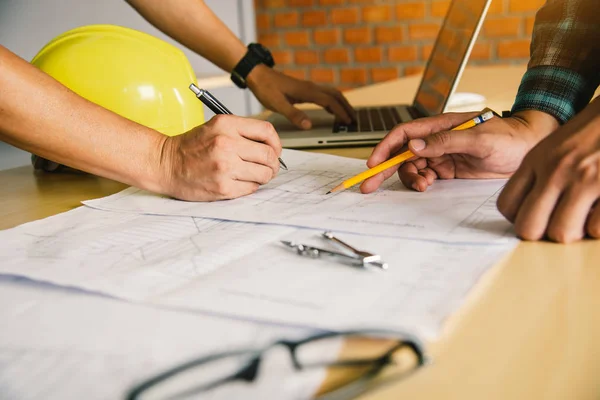 Engineering Team Träffas För Att Presentera Och Diskutera Byggnationen Utformas — Stockfoto