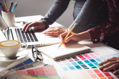 tasarımcı grafik yaratıcı, laptop ve tasarımı boyama üzerinde çalışan yaratıcılık kadın fikir tarzı renkli
