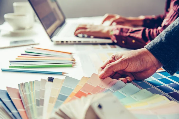 tasarımcı grafik yaratıcı, laptop ve tasarımı boyama üzerinde çalışan yaratıcılık kadın fikir tarzı renkli