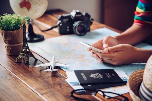 Podróżujący Planuje Wycieczkę Przez Wyszukiwanie Trasy Mapie Wyszukiwanie Informacji Internecie — Zdjęcie stockowe