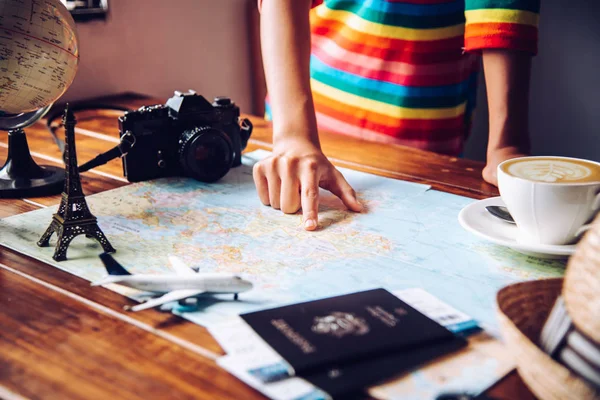 Viajantes Estão Planejando Uma Viagem Pesquisando Rota Mapa Procurando Informações — Fotografia de Stock