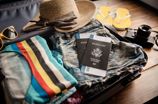 Seyahat Pasaportu Cüzdan Gözlük Akıllı Telefon Cihazları Bavulun Ahşap Zemininde — Stok fotoğraf