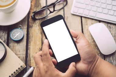 akıllı telefon ve açık alan ofis dizüstü bilgisayar üzerinde çalışan bir iş adamı. Toplantı rapor devam ediyor