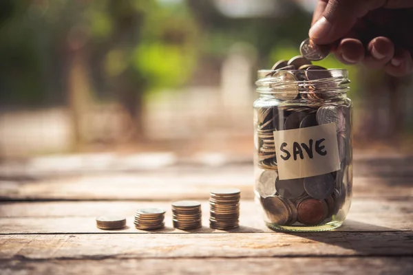 Mano Poner Monedas Frasco Con Pila Dinero Paso Crecimiento Creciente — Foto de Stock