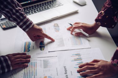 İş ekibi dizüstü bilgisayar açık alan Office ile çalışıyor. Toplantı rapor devam ediyor