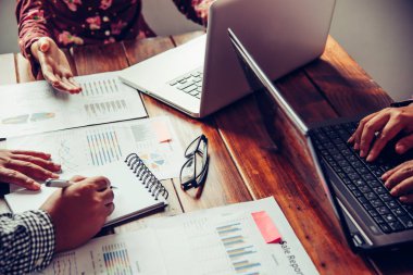 İş ekibi dizüstü bilgisayar açık alan Office ile çalışıyor. Toplantı rapor devam ediyor