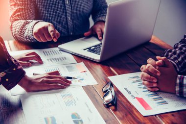 İş ekibi dizüstü bilgisayar açık alan Office ile çalışıyor. Toplantı rapor devam ediyor