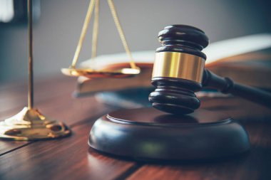 Hukuk tema, Yargıç, icra memurları, kanıta dayalı durumları ve dikkate alınan belgeler çekiç.