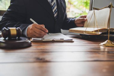 Hukuk tema, Yargıç, icra memurları, kanıta dayalı durumları ve dikkate alınan belgeler çekiç.