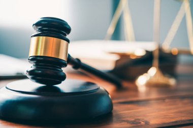 Hukuk tema, Yargıç, icra memurları, kanıta dayalı durumları ve dikkate alınan belgeler çekiç.