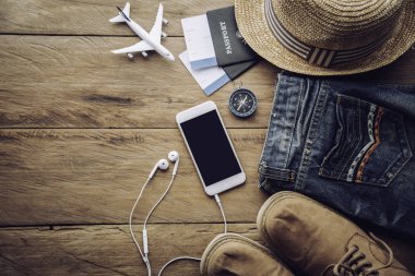 Seyahat aksesuarları kostümleri. Pasaportlar, bavullar yolculuk için hazırlanan haritalar.