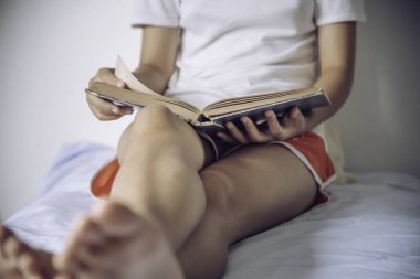 Gençler yatak yatakta kitap okumak.