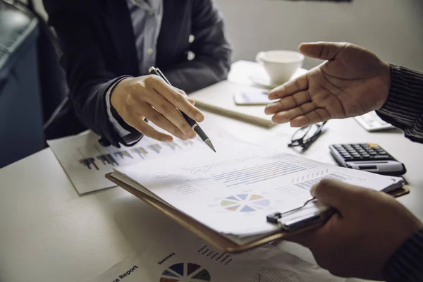 Equipo Negocios Trabajando Con Ordenador Portátil Oficina Espacio Abierto Informe — Foto de Stock