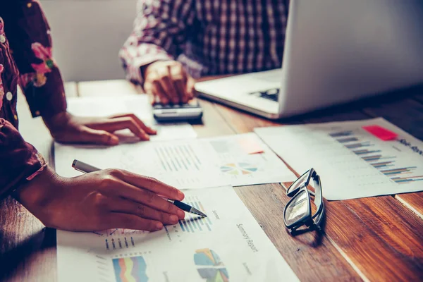 Business Team Arbeitet Mit Laptop Großraumbüro Sitzungsbericht Arbeit — Stockfoto