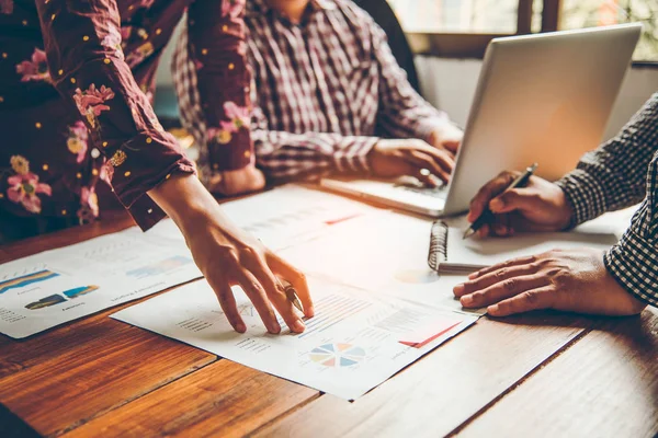 Business Team Arbeitet Mit Laptop Und Taschenrechner Großraumbüro Sitzungsbericht Arbeit — Stockfoto