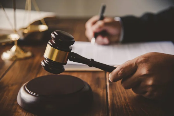 Hukuk Tema Yargıç Icra Memurları Kanıta Dayalı Durumları Dikkate Alınan — Stok fotoğraf