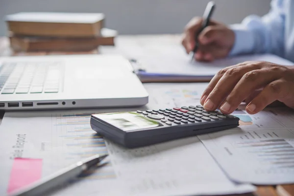 Mensen Werken Met Een Rekenmachine Laptop Office Bedrijfsconcept — Stockfoto