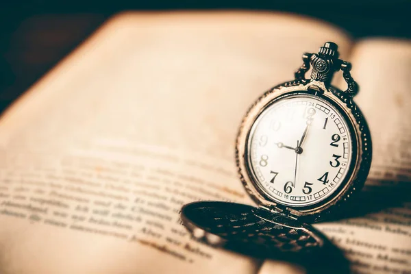 Orologio Antico Posto Sul Libro Stile Vintage — Foto Stock