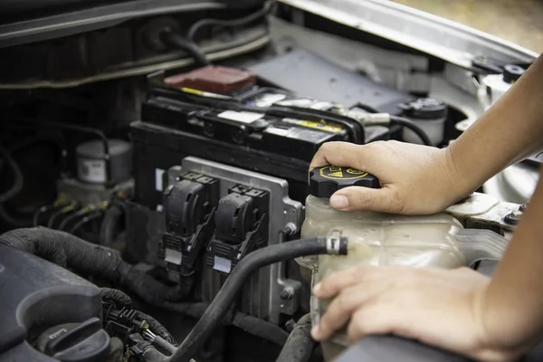 Mecánico Profesional Está Comprobando Mal Funcionamiento Del Motor — Foto de Stock